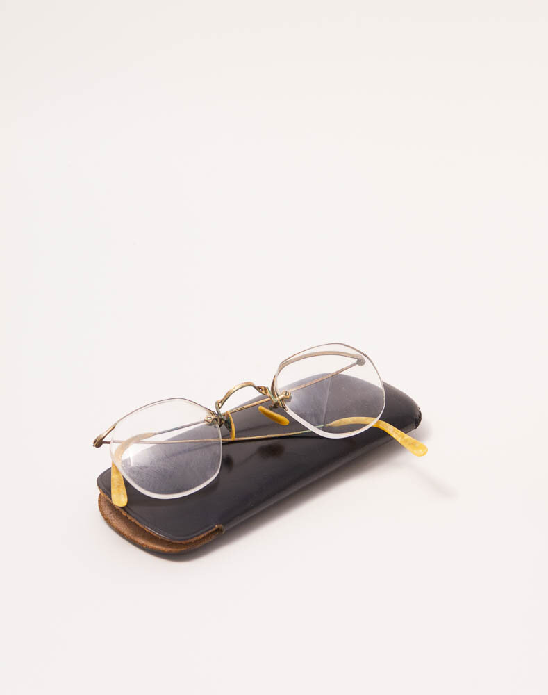 Josef Dvorak, Lesebrille mit Etui, Kunstsammlung und Archiv, JD 007/O